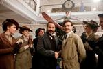 Tableau. Flere scener i 'Store forretninger' bliver bygget op som tableauer, som her hvor Harry Selfridge (Jeremy Piven) præsenterer vovehalsen Louis Blériot og hans flyvemaskine som promotion for sit stormagasin, Selfridges. Foto: ITV Plc 