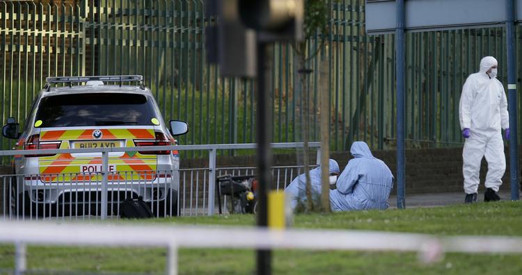 Gerningssted. Politiet undersøger stedet, hvor en 25-årig britisk soldat blev stukket til døde i onsdags. 