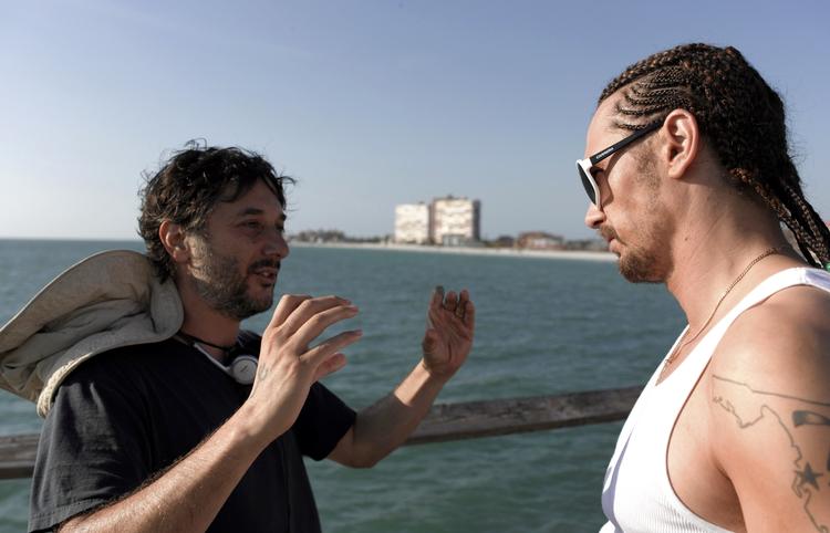 Inkarneret: Harmony Korine med James Franco, der spiller den hvide gangsterrapper Alien i 'Spring Breakers'. Korine bad Franco skabe en sociopat med et hjerte af guld. »Jeg tænker, at han er inkarnationen af en kultur, et levendegjort kulturelt mashup«. 