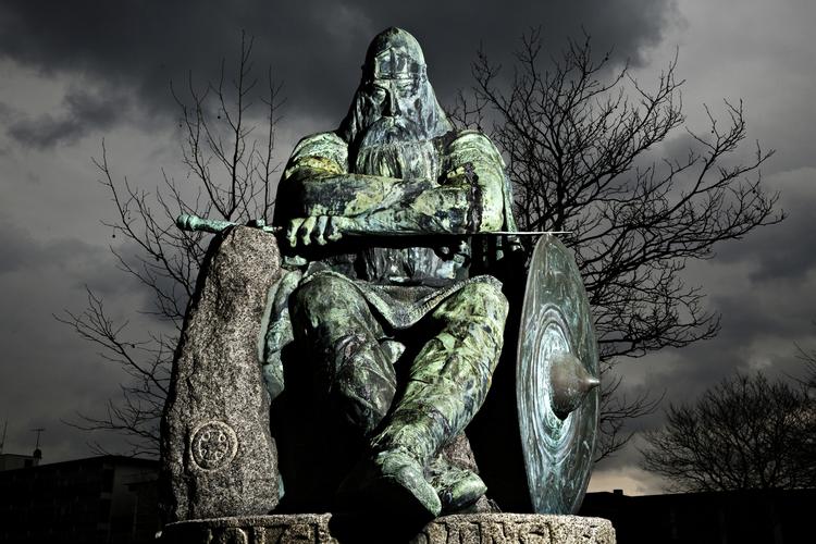 Kopi. Dansk Folkeparti i Helsingør vil gerne have en kopi af den brozeskulptur, der er lavet som afstøbning af den gipsskulptur, som stod i kasematterne på Kronborg, men som nu er byttet ud med en udgave i beton. Den oprindelige bronzeskulptur er solgt til Skjern. 