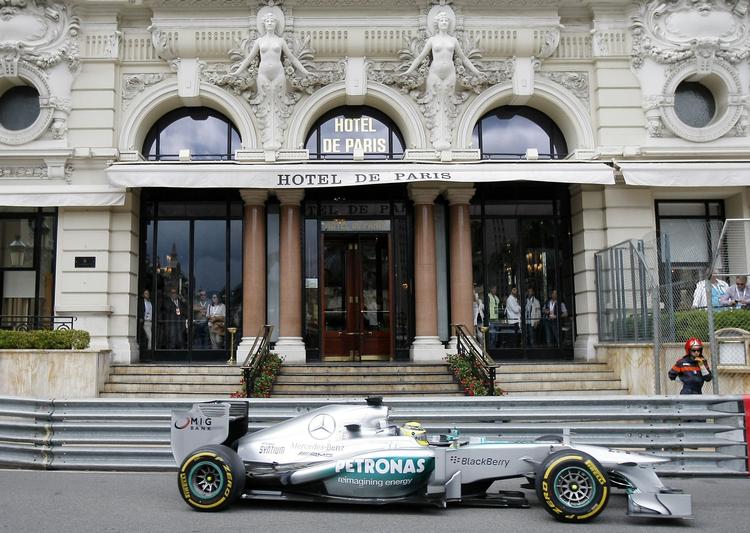 pole. Løbet i Monaco er et gadeløb, hvor det er svært for de store fuldblodsbiler at komme i position til overhaling. 