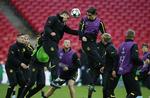 indbringende. Dortmund-spillere træner i regnvejr på Wembleys grønsvær før finalen i aften. 