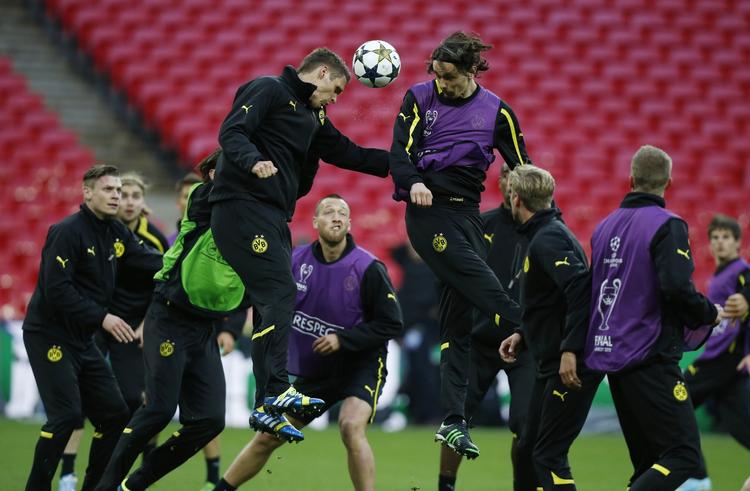 indbringende. Dortmund-spillere træner i regnvejr på Wembleys grønsvær før finalen i aften. 