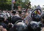 Homoparade. Ukraines første 'Gay Pride'-demonstration blev angrebet af moddemonstranter. Omkring 100 homoseksuelle deltog i arrangementet, som blev beskyttet af et lige så stort antal urobetjente. 
