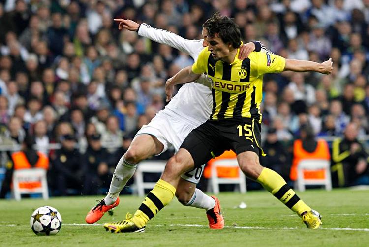 OMVENDT. Mens Bayern München ofte henter de bedste spillere fra Borussia Dortmund, så er Mats Hummels undtagelsen, der er gået den anden vej, først på en lejeaftale og siden februar 2009 som fast ansat. 