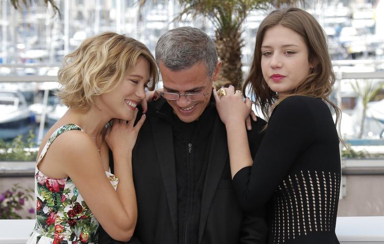 Film. Abdellatif Kechiches film 'La vie D'Adele' nævnes af flere som en af favoritterne på Cannes-festivalen i år. Også de to unge skuespillerinder i filmen spås store chancer for at vinde en pris. 