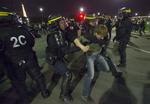 Kampe. Det kom til voldsomme kampe med politiet, da demonstranter tidligere på måneden gik på gaden for at vise deres utilfredshed med den lov, der tillader homoægteskaber. 