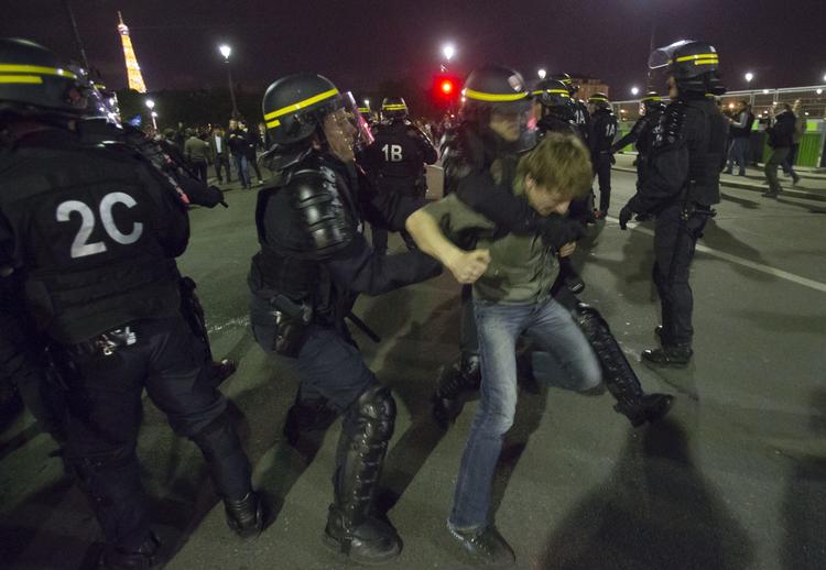 Kampe. Det kom til voldsomme kampe med politiet, da demonstranter tidligere på måneden gik på gaden for at vise deres utilfredshed med den lov, der tillader homoægteskaber. 