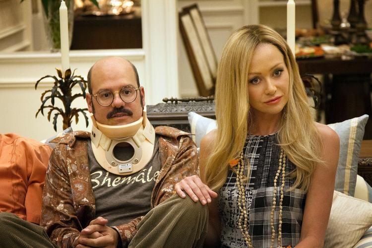 Familie. Tobias Fünke (David Cross) maler sig blå som dubleant for performance-gruppen The Blue Man Group, men hustruen Lindsay Bluth Fünke (Portia de Rossi) leder efter mænd, der tør gå i seng med hende. 