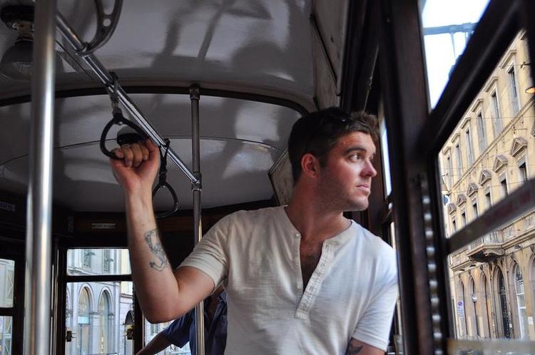 Forfatter/krigsveteran. Kevin Powers var stadig teenager, da han blev soldat. Han var udstationeret som maskingeværskytte i Irak og har nu skrevet en knugende roman, der er svær at ryste af sig. 