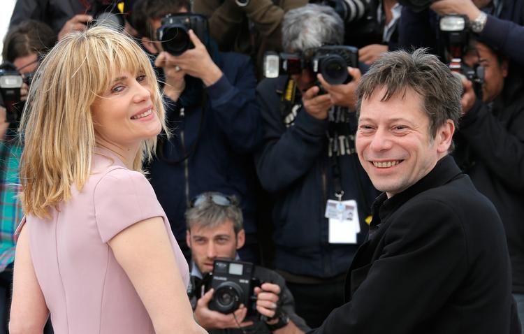 Legende. Roman Polanski er tilbage med en fræk fortælling om sex og magt. Her ses hovedrolleindehaverne Emmanuelle Seigner og Mathieu Amalric på den røde løber. 