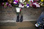 Drab. Blomster og minder efter den soldat, der blev dræbt på åben gade i London. En ad de anholdte har angiveligt tidligere været anholdt i Kenya. 