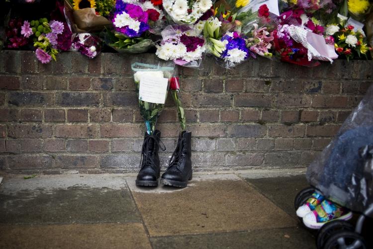 Drab. Blomster og minder efter den soldat, der blev dræbt på åben gade i London. En ad de anholdte har angiveligt tidligere været anholdt i Kenya. 