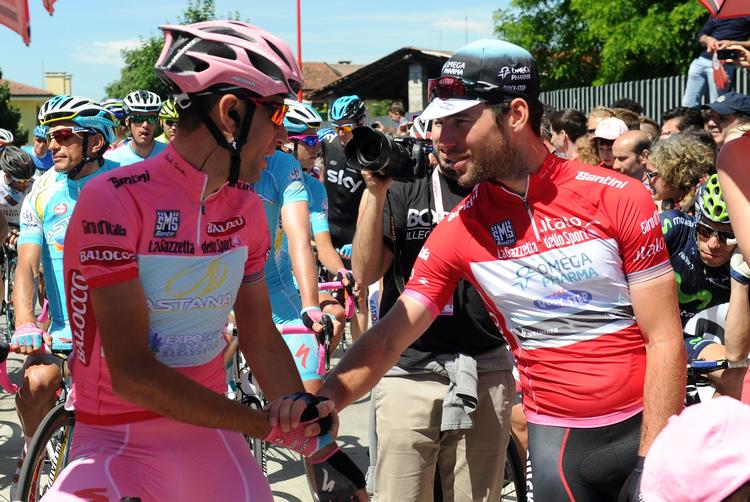 Giro. Vinderen af giro'en italienske Vincenzo Nibali (tv) hilser på Mark Cavendish, der endte med at vinde sidste etape af årets Giro d'Italia. 