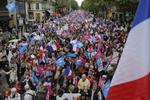 Overvågning. Der har tidligere været voldelig sammenstød mellem demonstranter og politi i forbindelse med homo-demostrantioner i Paris. I dag er politiet mødt mandstærkt op. 
