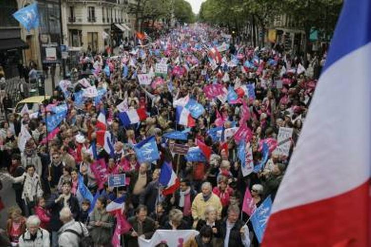 Overvågning. Der har tidligere været voldelig sammenstød mellem demonstranter og politi i forbindelse med homo-demostrantioner i Paris. I dag er politiet mødt mandstærkt op. 