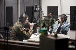 grotesk. 'Hate Radio' er en 1:1-reenactment af de raceekstremistiske udsendelser fra den private radiostation RTLM , der som propagandacentral spillede en skelsættende rolle i folkemordet på tutsierne i Rwanda i 1994. 