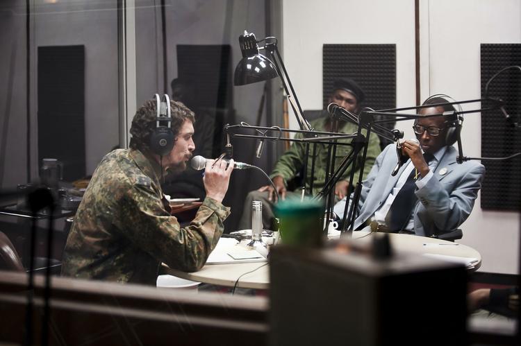 grotesk. 'Hate Radio' er en 1:1-reenactment af de raceekstremistiske udsendelser fra den private radiostation RTLM , der som propagandacentral spillede en skelsættende rolle i folkemordet på tutsierne i Rwanda i 1994. 
