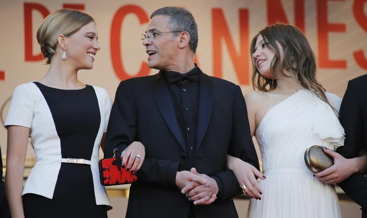 Palmevinder. Tunesiske Abdellatif Kechiches 'La vie D'Adele chapitres 1 et 2' (Blå er den varmeste farve) er årets palmevinder. Her ses instruktøren i midten sammen med hovedrolleindehaverne Lea Seydoux og Adele Exarchopoulos. 