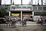 Fyret. En medarbejder blev fyret fra denne tøjfabrik i Dhaka i Bangladesh, fordi han brokkede sig over sikkerheden. 