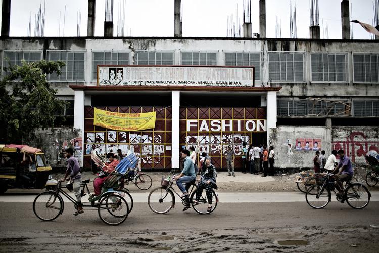 Fyret. En medarbejder blev fyret fra denne tøjfabrik i Dhaka i Bangladesh, fordi han brokkede sig over sikkerheden. 