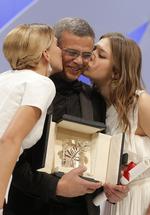 palmekys. Adéle Exarchopoulos og Lea Seydoux giver tunesiskfødte franske instruktør Abdellatif Kechiche kys ved palmeuddelingen i Cannes. 