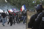Politikamp. Højreekstremister i Paris er stærkt utilfredse med, at den franske regering med ny lov tillader mennesker af samme køn at gifte sig. 