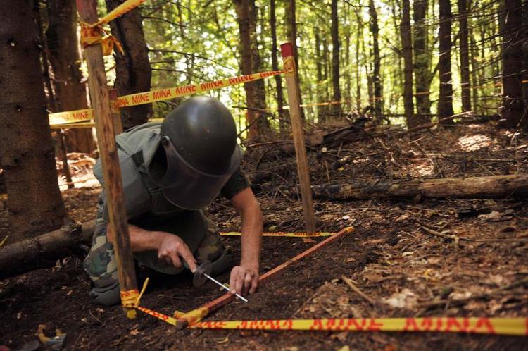 Clearing landmines and cluster bombs is a time-consuming and dangerous business. Here a sapper in Kosova clearing landmines that were put in place in 1998. Archive. 