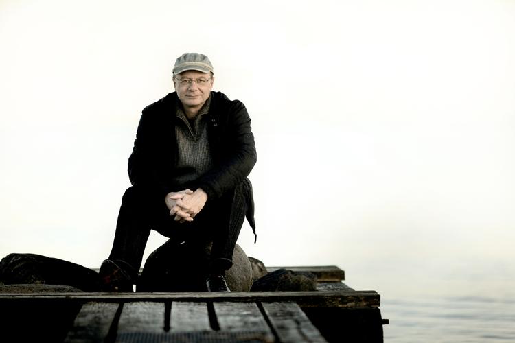 biologi. »samfundets sammenhængskraft smuldrer mellem hænderne på hverdagens danskere«, som Nørretranders skriver i bogens første kapitel, hvorfor det bliver nødvendigt at gentænke det politiske på en måde, der er informeret af viden om vores biologiske grundlag. 