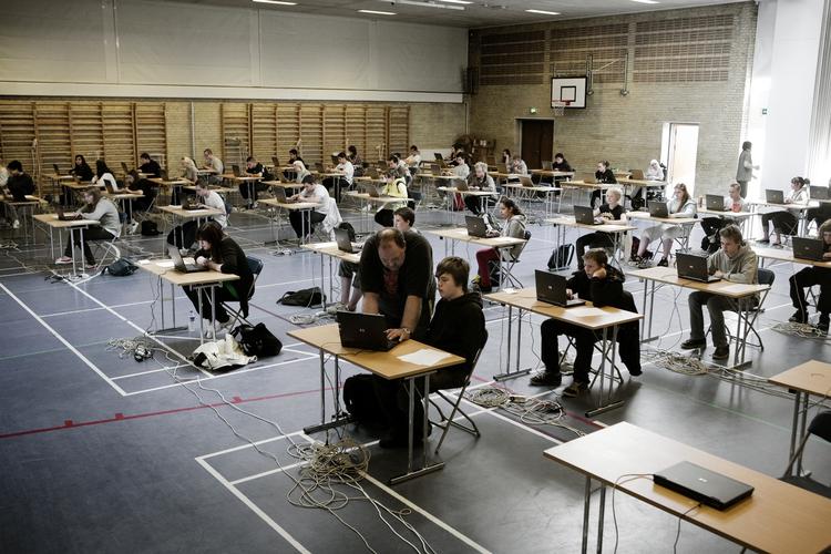 Forskel. Dansklærerne, der rettede de to danske stile, vidste ikke, hvem der havde skrevet stilene. Deres karakterer spredte sig over hele karakterskalaen. 