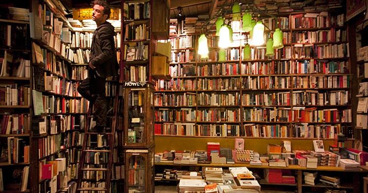 TEMPEL. Shakespeare &amp; Co. er et sandt litteraturtempel med skævt loft og knirkende trægulve. 