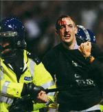 Bubbles. En Millwall-fan efter møde med West Ham-fan. Billedet er taget i 2009 efter Carling Cup-kampen, der endte 3-1 til West Ham. Foto: Fra bogen/Alan Walter 