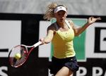 Formdyk. Caroline Wozniacki har tabt fire kampe i træk til spillere uden for top-20. Senest i Bruxelles i sidste uge, hvor det ellers var planen, at hun skulle få kamptræning på grus. 