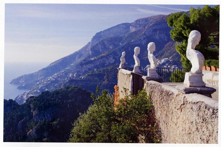 udsigt. San Cartaldo byder på ydre og indre ro. Og bogen om klosteret ved Amalfikysten har godt fat i den stemning. Foto: Fra bogen 