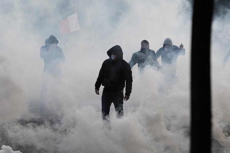 Opråb. Omtrent 150.000 demonstranter var i går på gaderne i Paris for at vise deres utilfredshed med ændringerne af lovgivningen, der tillader, at to af samme køn kan blive gift. 