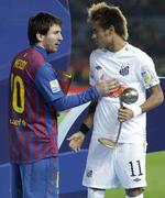 holdkammerater. Under VM for klubhold i 2011 fik Lionel Messi (tv.) hilst på sin kommende holdkammerat, Neymar. 