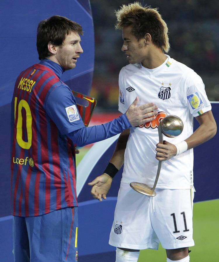 holdkammerater. Under VM for klubhold i 2011 fik Lionel Messi (tv.) hilst på sin kommende holdkammerat, Neymar. 