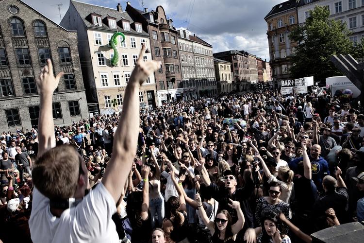 Gadefest. Sådan ser det ud når tudinsvis af festglade mennesker indtager Sankt Hans Torv. 