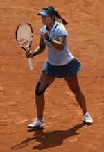 Videre. Li Na skulle bruge to sæt til at sende den spanske grusspecialist Anabel Medina Garrigues ud i Paris 