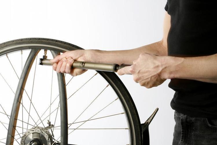 Sos. Apps kan hjælpe dig til selvhjælp eller guide til nærmeste cykelsmed. 