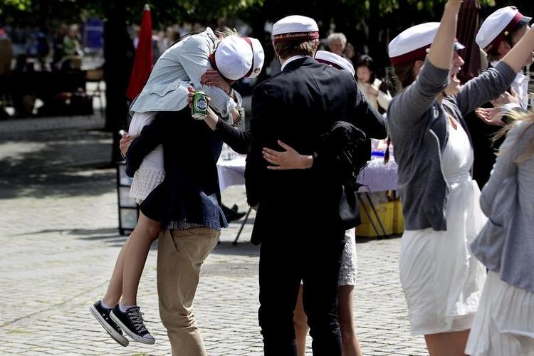 Tilfælde. Ved lodtrækning afgør Undervisningsministeriet, hvilke fag eleverne skal til eksamen i. 