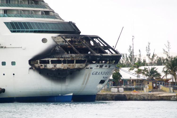 Brand. Krydstogtskibet  'Grandeur of the Seas' måtte søge havn på Bahamas efter brand ombord. 