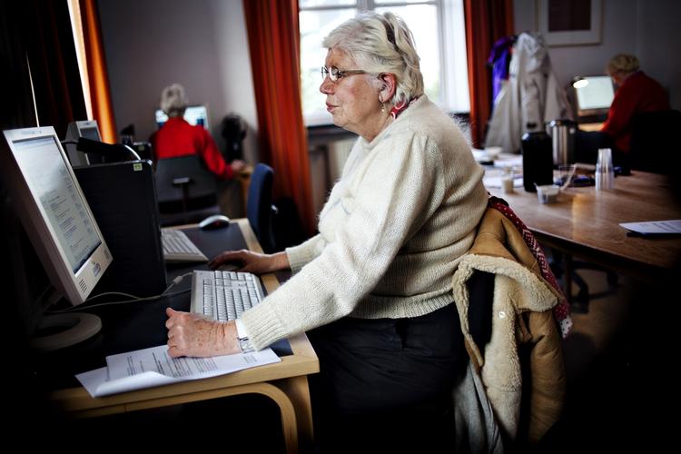 Facebookglæde. At have kontakte med familiens yngste medlemmer, betyder en hel del for mange ældre. (arkivfoto) 