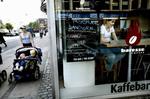 Luksusvane. Har du virkelig, hånden på hjertet, brug for en kop to-go kaffe hver morgen? Forbrugerøkonom Ann Lehmann Erichsen giver tips til at få gjort op med luksusvanerne. 
