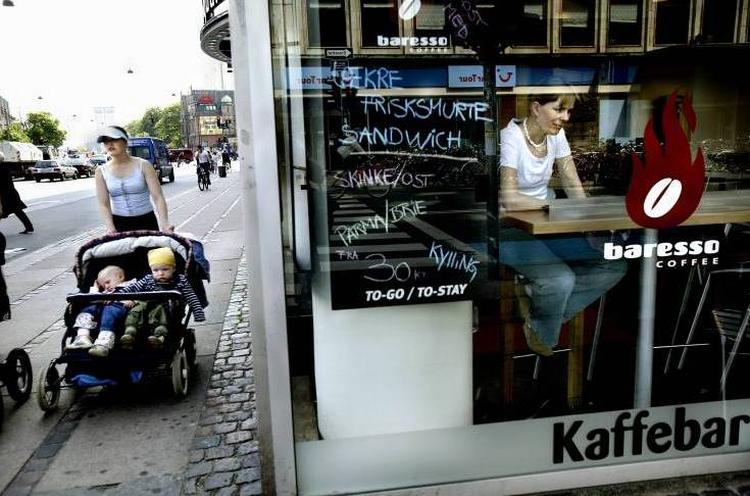 Luksusvane. Har du virkelig, hånden på hjertet, brug for en kop to-go kaffe hver morgen? Forbrugerøkonom Ann Lehmann Erichsen giver tips til at få gjort op med luksusvanerne. 