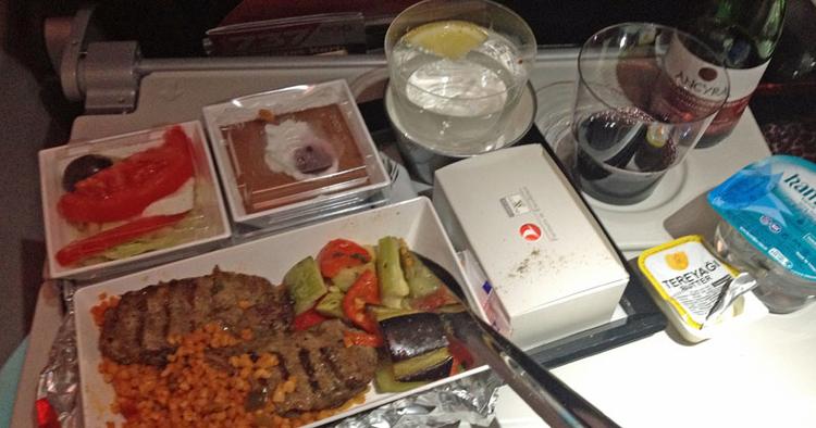 Surt. Hos Turkish Airlines spiller maden, men personalet kan godt bruge et smile-kursus. 