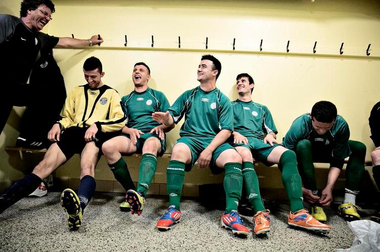Fodboldfætre. Træneren Benno Larsen og hans fem gange Deliu; fra venstre Audi, Armind, Arton, Ardian og Astriit. 