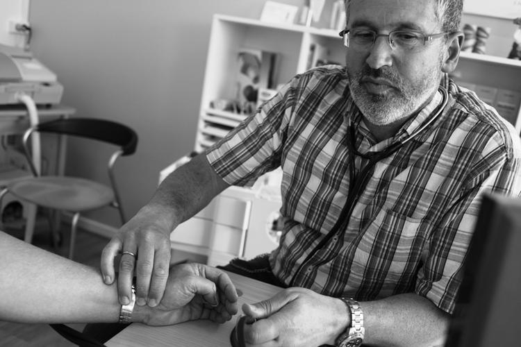 Konsultation. Thomas Gorlén er praktiserende læge i Søborg, og her undersøger han puls og blodtryk hos en patient med forhøjet kolesterol og blodtryk. 