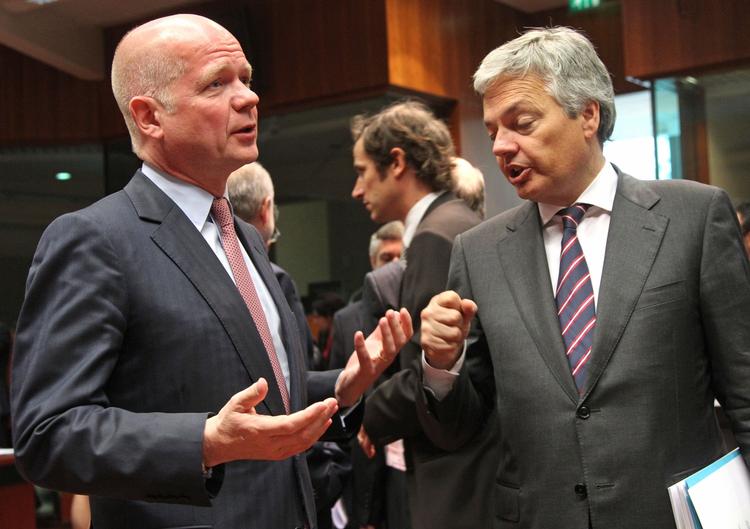 Embargo.  Den britiske udenrigsminister William Hague, (tv) taler med sin belgiske kollega Didier Reynders under aftenens forhandlinger i EU. 
