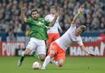 Papastathopoulos. Grækeren (tv) i nærkamp med Bayerns Bastian Schweinsteiger. 